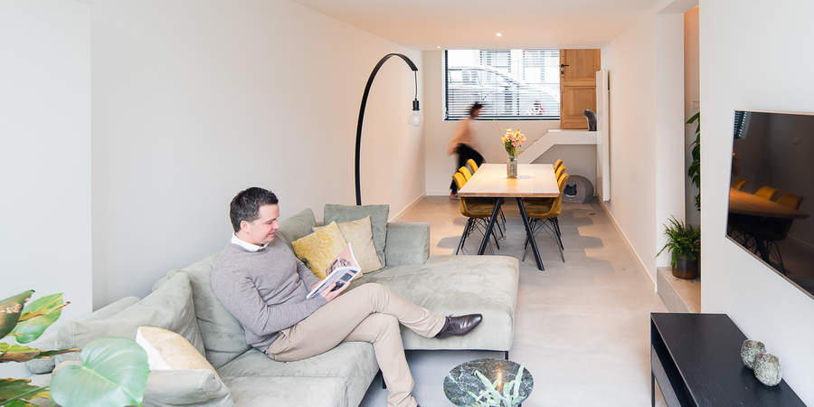 We zien het interieur van een gerenoveerde burgerijwoning We zien het interieur van een gerenoveerde burgerijwoning